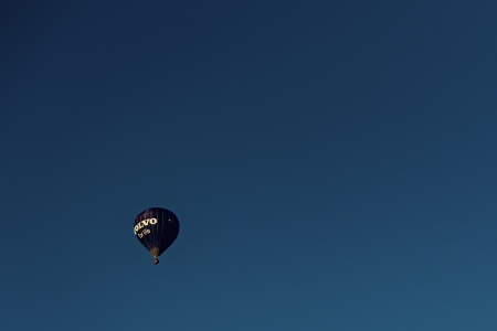 Heißluftballon am frühen Morgen